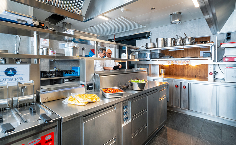 Glacier3000_Kueche.jpg 